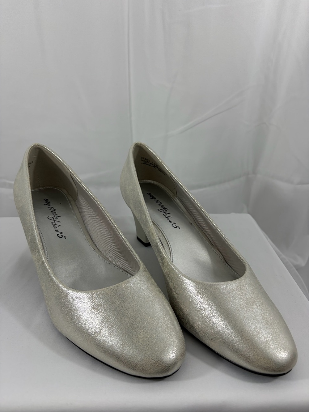 NWT Easy Street Women’s Size 10W Comfort Lift Silver Low Heel Pumps